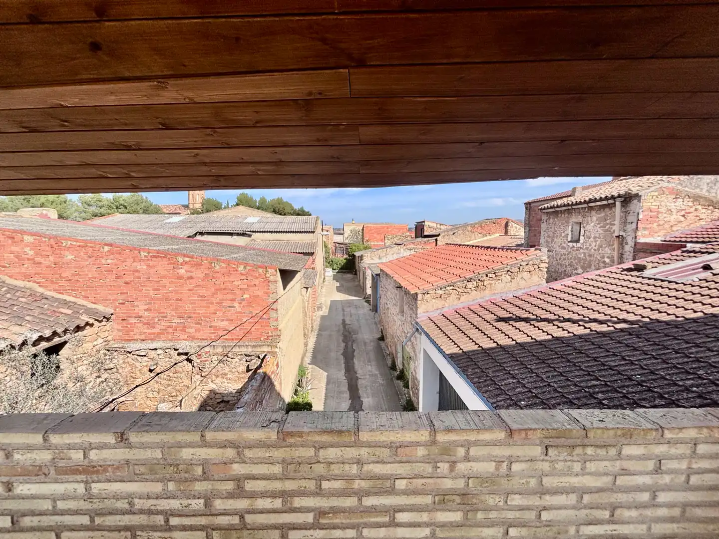 Vista exterior de Casa o xalet en venda en Escatrón amb Terrassa, Traster i Moblat