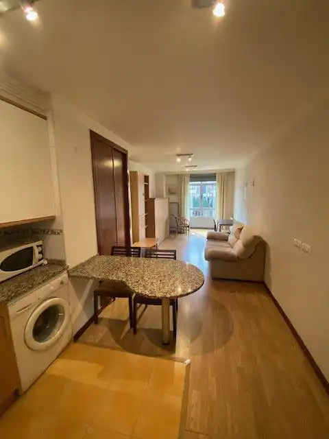 Außenansicht von Wohnung zur Miete in Oviedo  mit Heizung und Möbliert