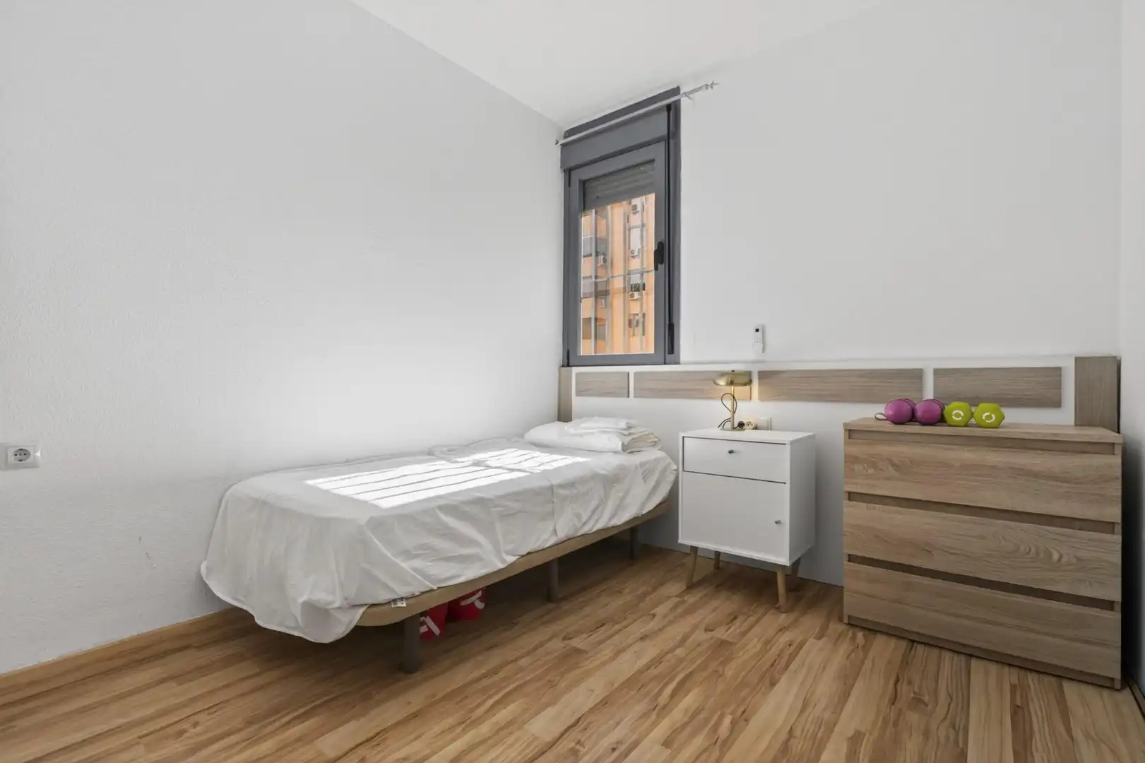 Habitación de Piso en venta en Sevilla con Aire acondicionado, Terraza y Piscina comunitaria