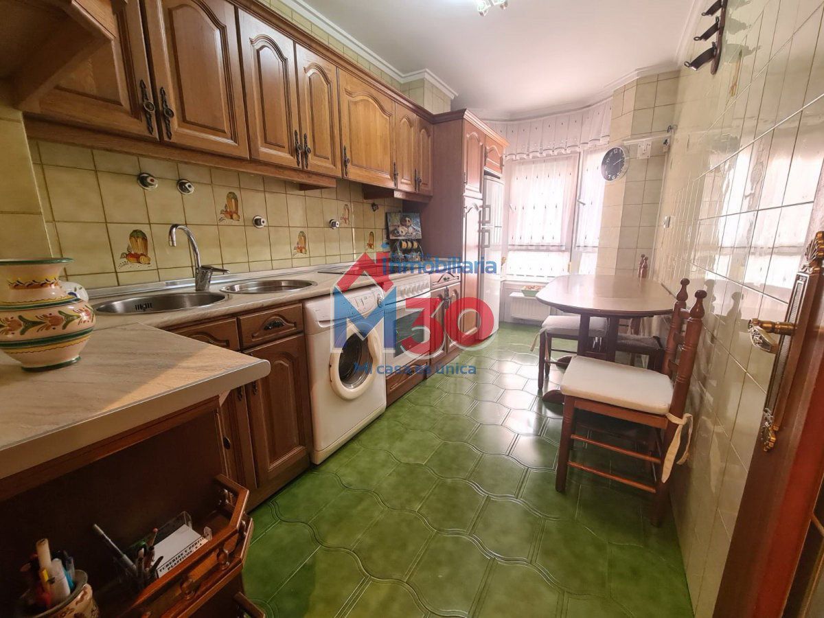 Cocina de Piso en venta en Miranda de Ebro con Calefacción, Parquet y Trastero