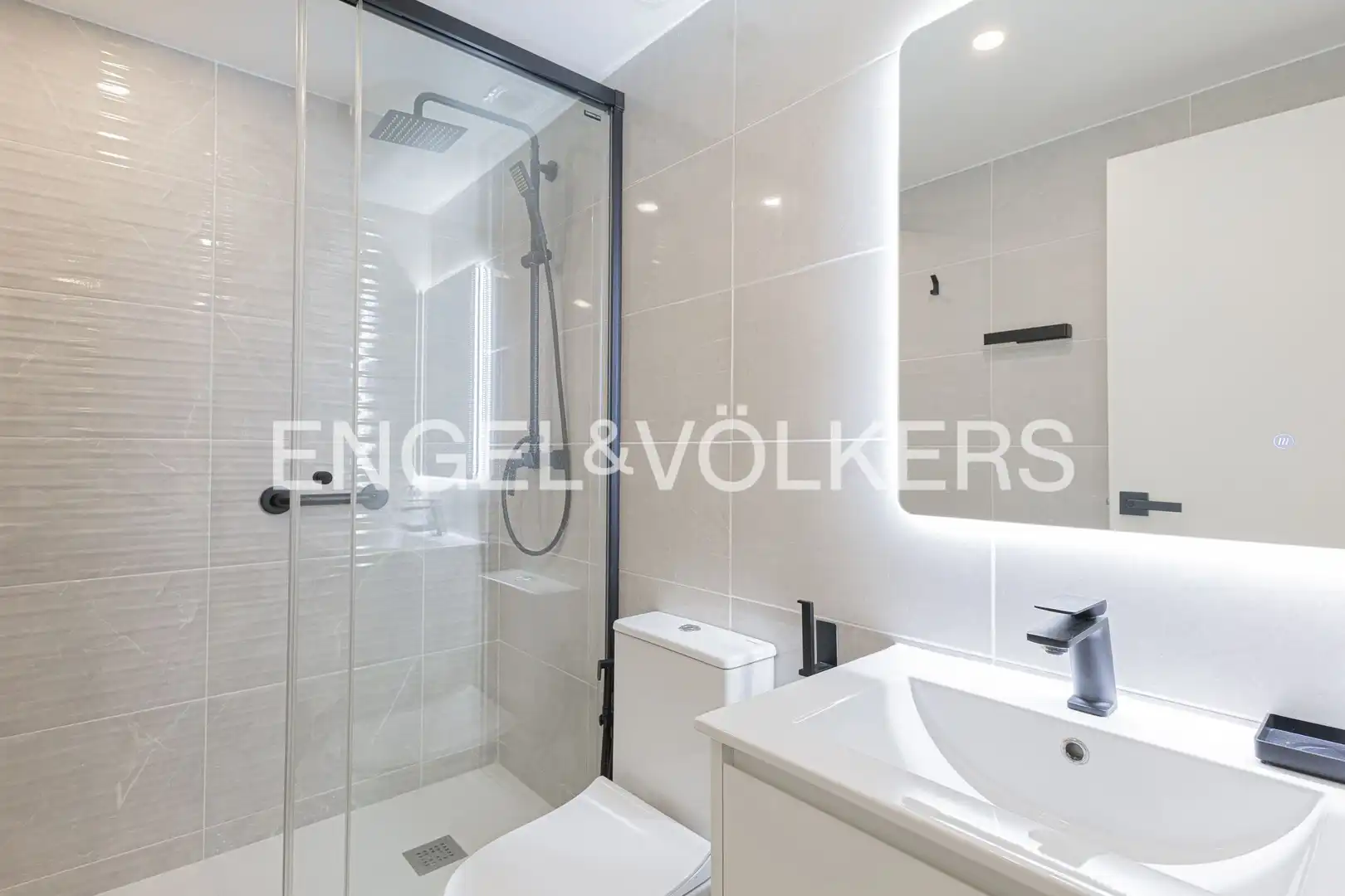Bathroom of Flat for sale in Barcelona  with Air Conditioner, Heating and Terrace