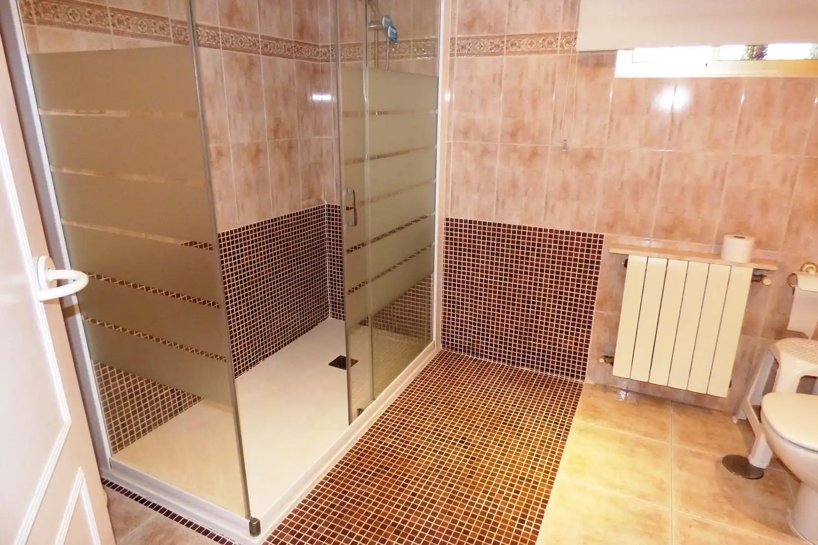Badezimmer von Wohnung zum Verkauf in Alicante / Alacant mit Klimaanlage, Heizung und Privatgarten