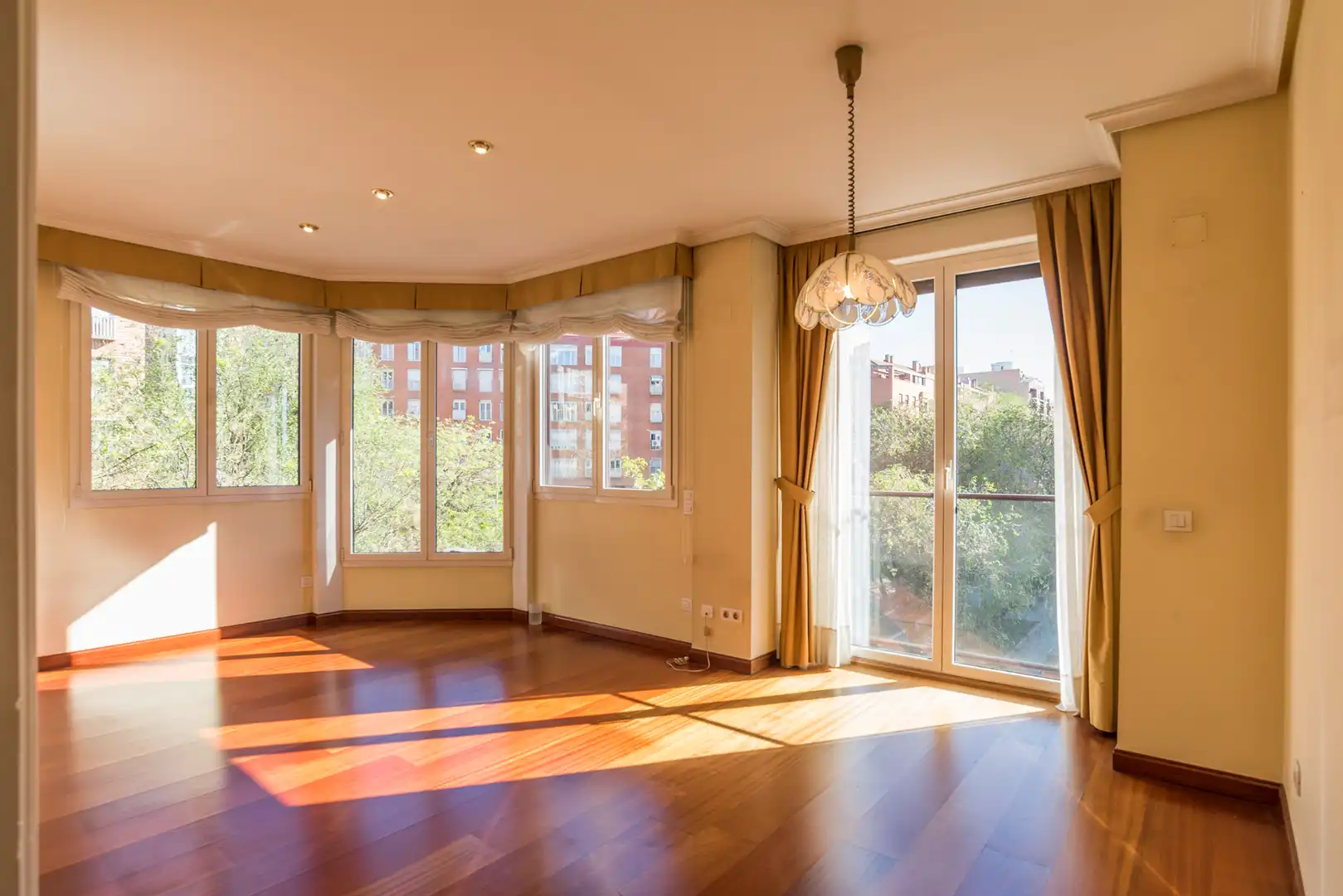 Sala de estar de Piso en venta en  Madrid Capital con Calefacción, Trastero y Piscina comunitaria