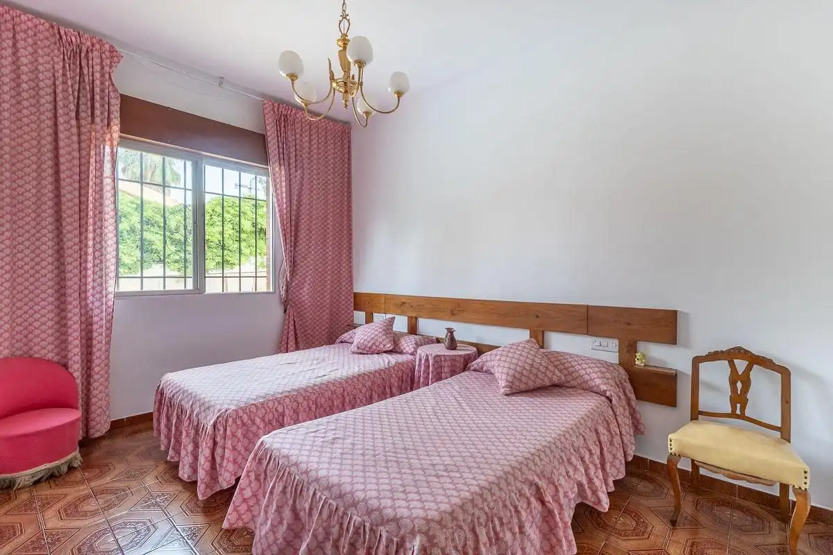 Dormitori de Casa o xalet en venda en Granada amb Jardí privat, Terrassa i Piscina
