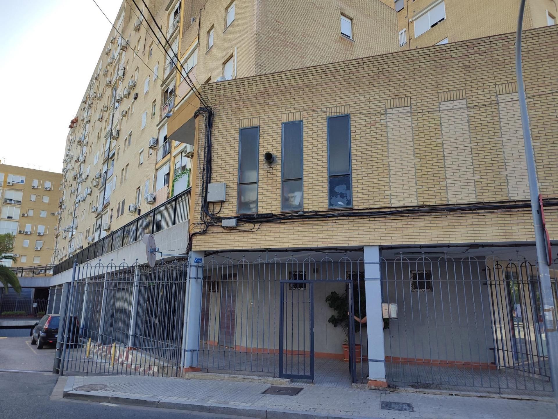 Vista exterior de Pis en venda en  Sevilla Capital amb Terrassa i Balcó