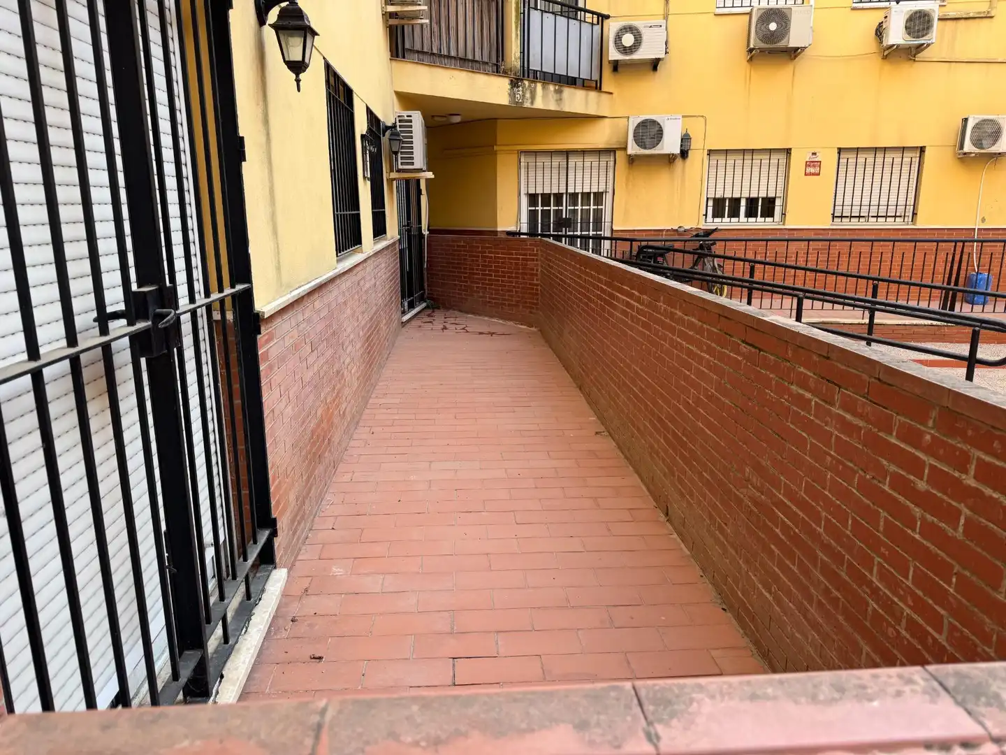 Außenansicht von Erdgeschoss zum Verkauf in Dos Hermanas mit Klimaanlage, Heizung und Terrasse