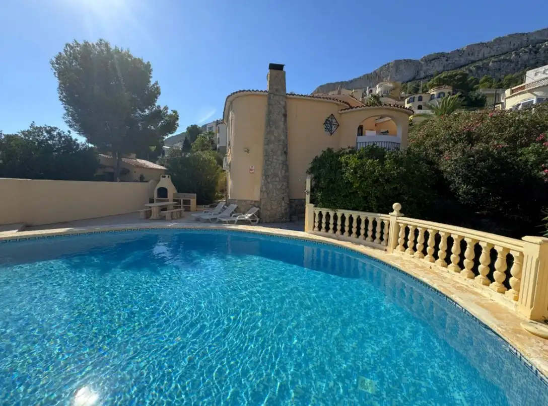 Vista exterior de Casa o xalet en venda en Calpe / Calp amb Aire condicionat, Calefacció i Jardí privat