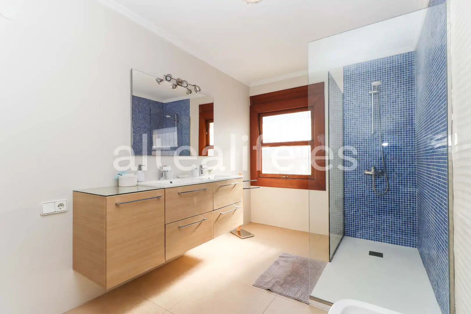 Badezimmer von Dachboden zum Verkauf in Benidorm mit Klimaanlage und Terrasse