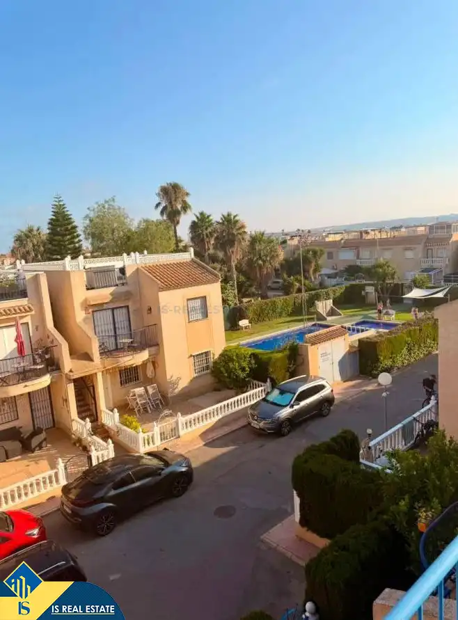 Vista exterior de Apartament en venda en Torrevieja amb Calefacció, Terrassa i Moblat