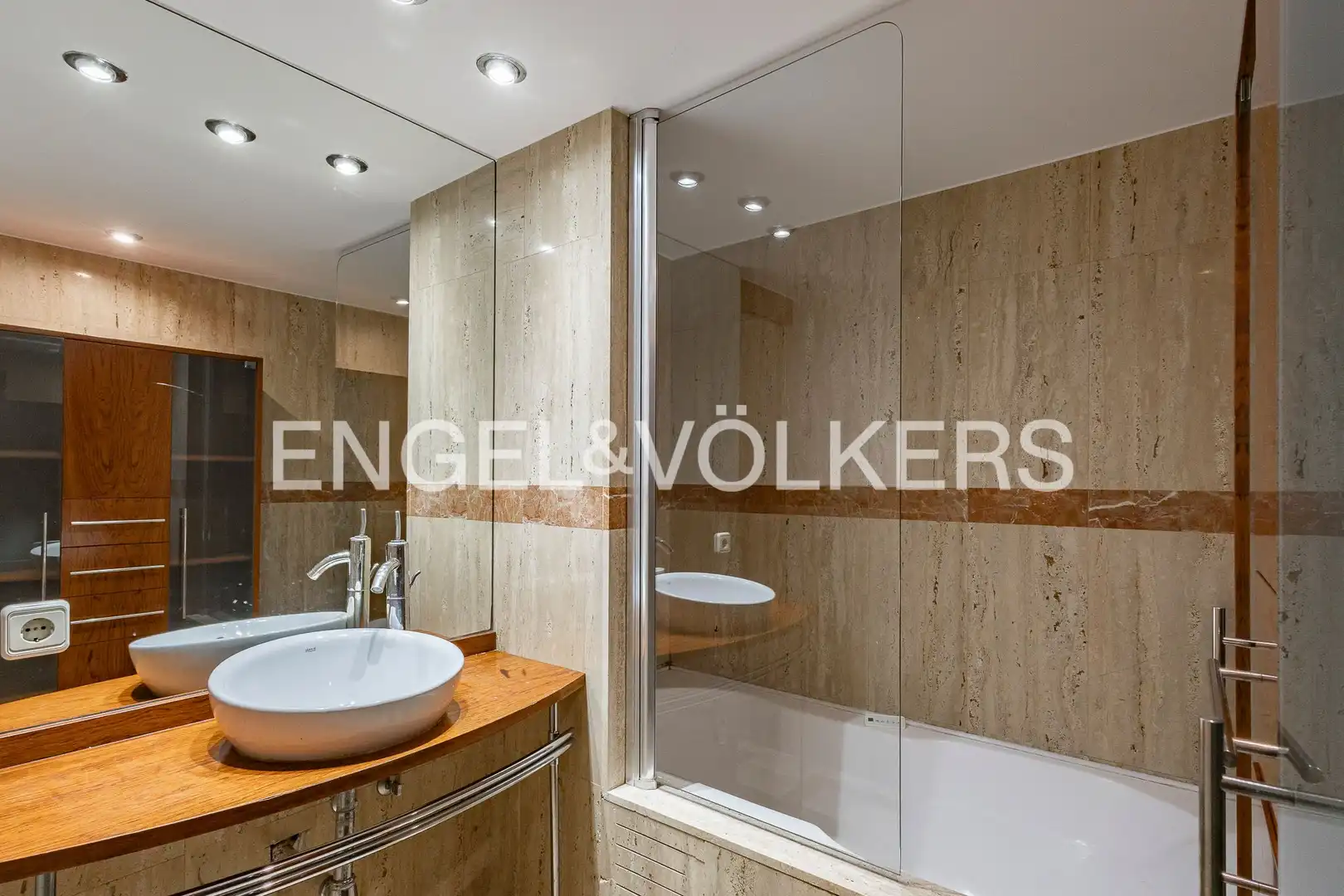Badezimmer von Wohnung zur Miete in Barcelona mit Klimaanlage, Heizung und Terrasse