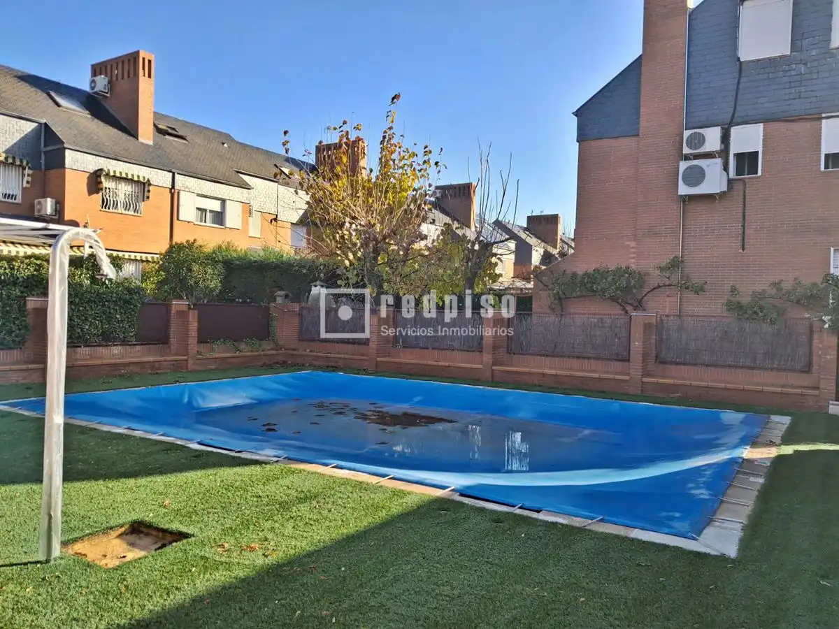 Piscina de Casa o xalet en venda en Alcorcón amb Calefacció, Parquet i Terrassa