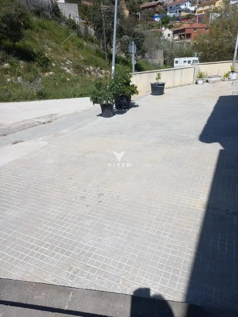 Parkplatz von Einfamilien-Reihenhaus zum Verkauf in Olivella mit Heizung, Privatgarten und Terrasse