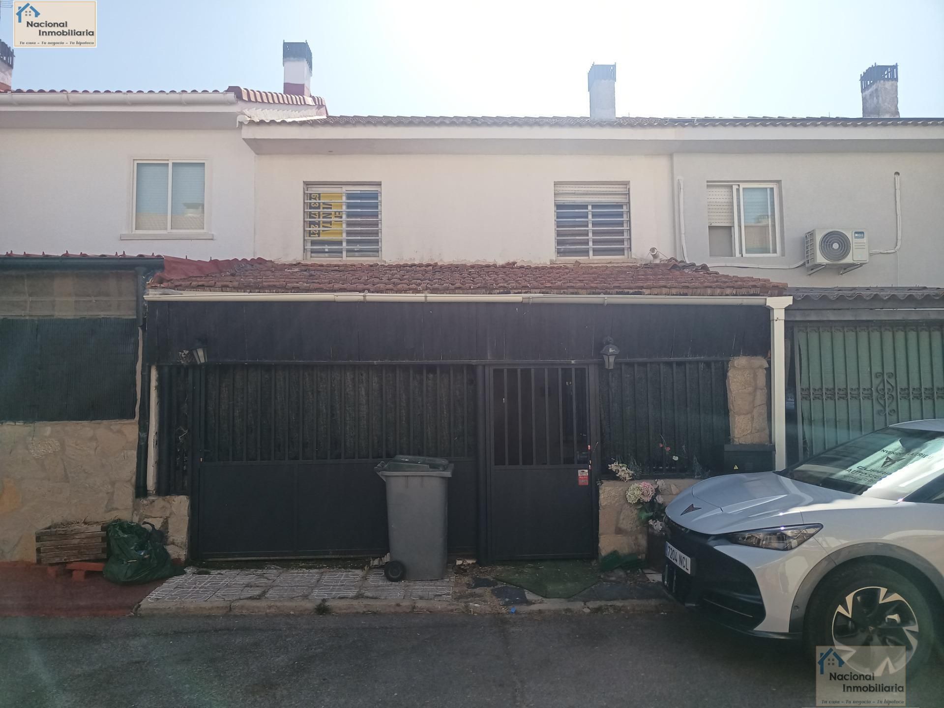 Vista exterior de Casa adosada en venda en El Espinar amb Calefacció, Traster i Alarma