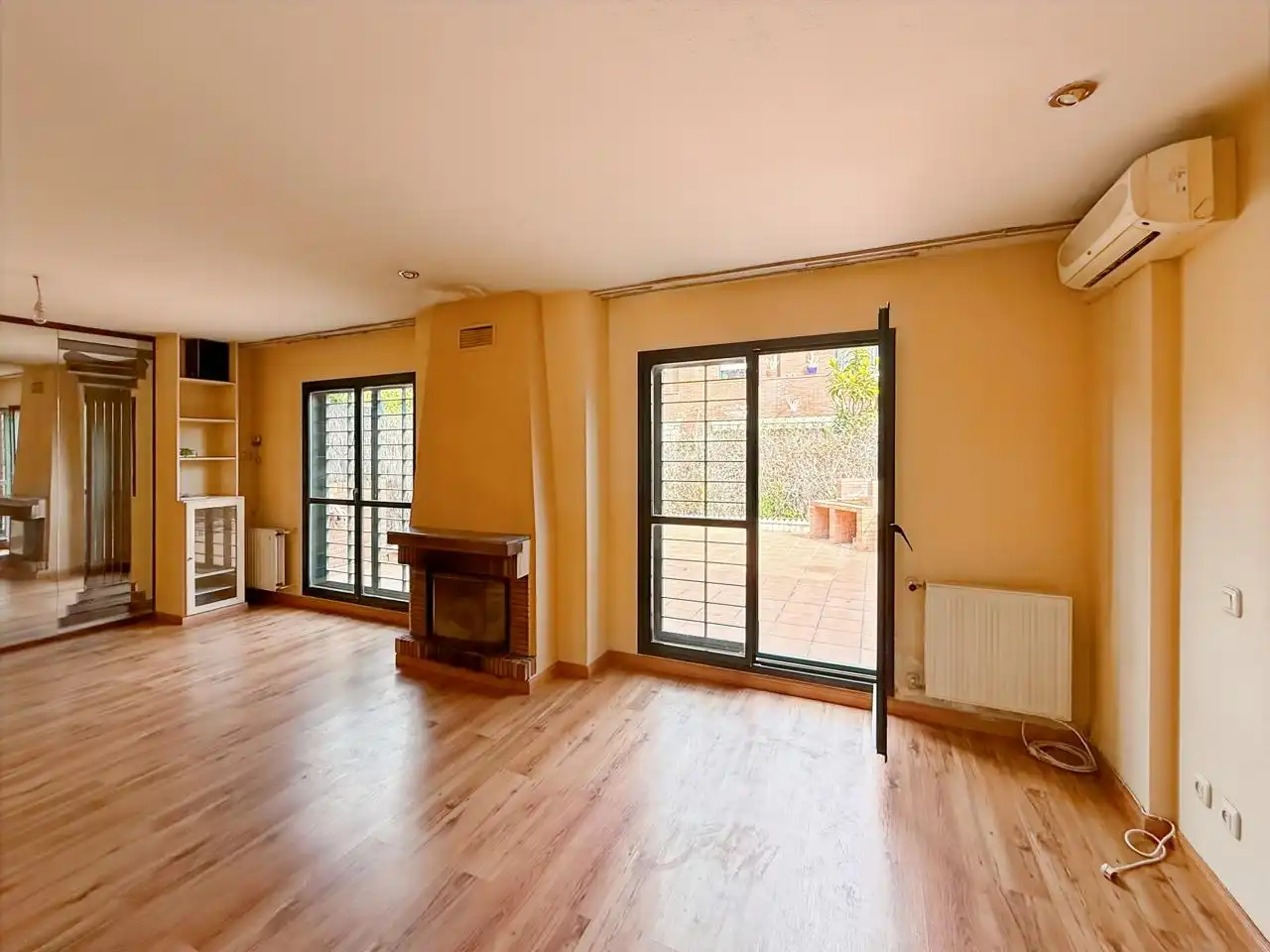 Sala d'estar de Casa adosada en venda en Alcorcón amb Aire condicionat, Calefacció i Jardí privat