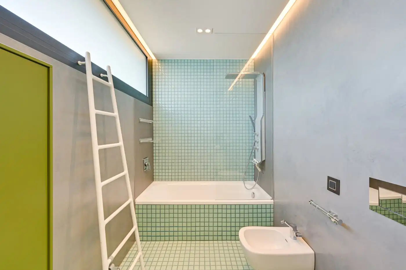 Badezimmer von Haus oder Chalet zum Verkauf in Lloret de Mar mit Klimaanlage, Heizung und Privatgarten