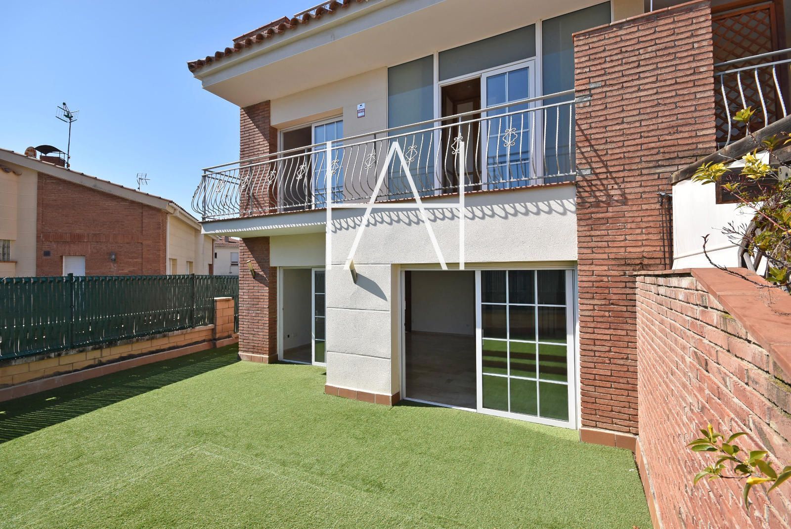 Exterior view of House or chalet for sale in Sant Vicenç de Montalt  with Air Conditioner, Heating and Terrace