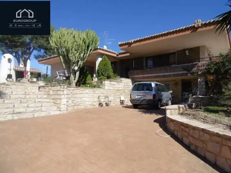 Chalet con piscina en venta en Urbanizaciones