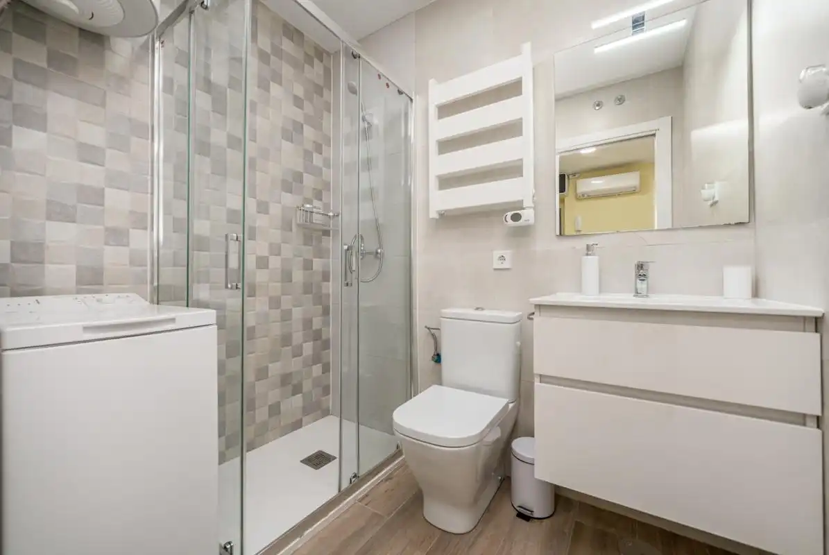 Badezimmer von Erdgeschoss zum Verkauf in Madrid mit Klimaanlage, Heizung und Möbliert