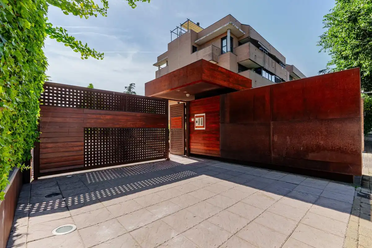 Vista exterior de Àtic en venda en Pozuelo de Alarcón amb Aire condicionat, Calefacció i Jardí privat