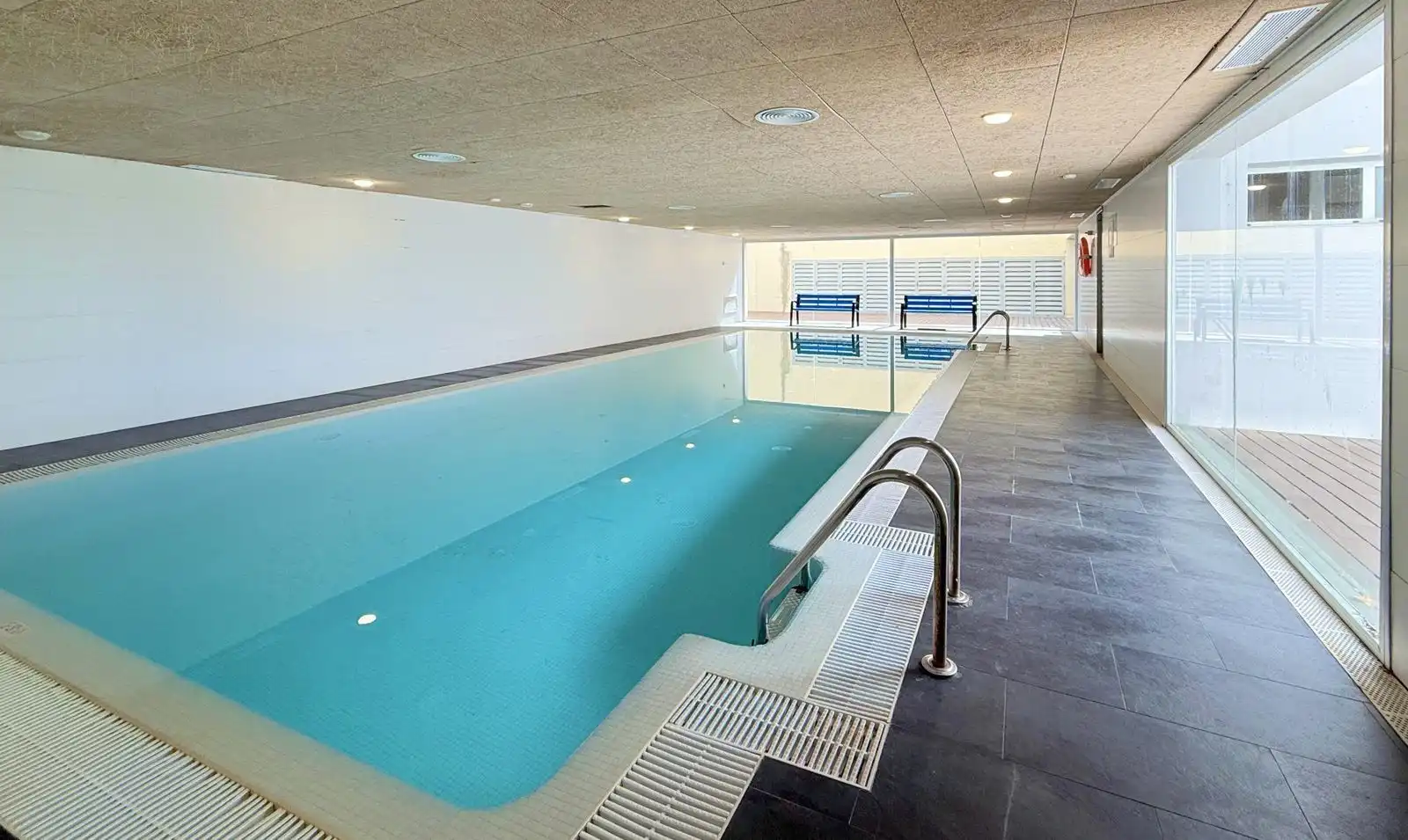 Piscina de Ático en venta en Manilva con Aire acondicionado, Terraza y TV