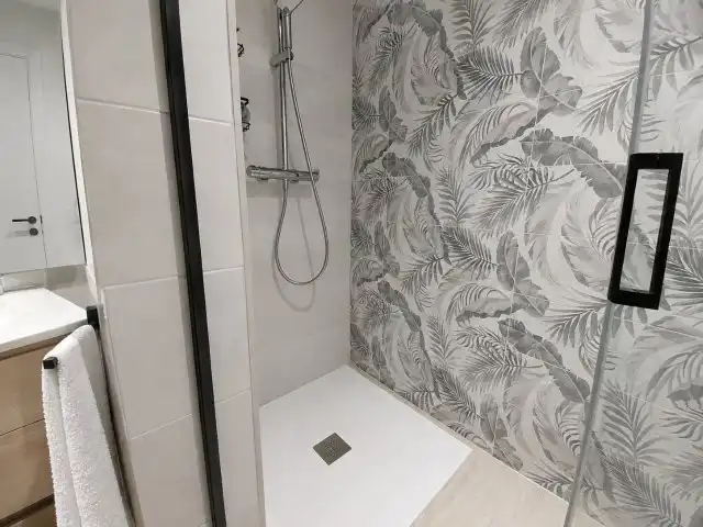 Baño de Piso en venta en Manilva con Aire acondicionado, Calefacción y Jardín privado