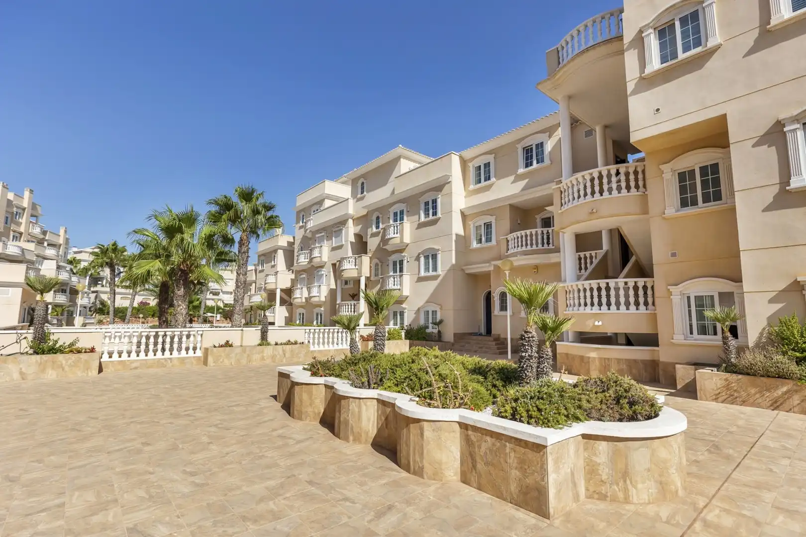 Vista exterior de Piso en venta en Guardamar del Segura con Calefacción, Terraza y Piscina