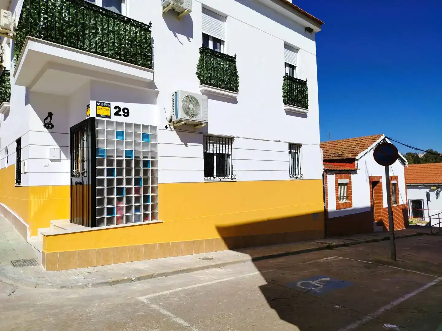 Vista exterior de Casa o xalet en venda en Minas de Riotinto amb Aire condicionat, Terrassa i Balcó
