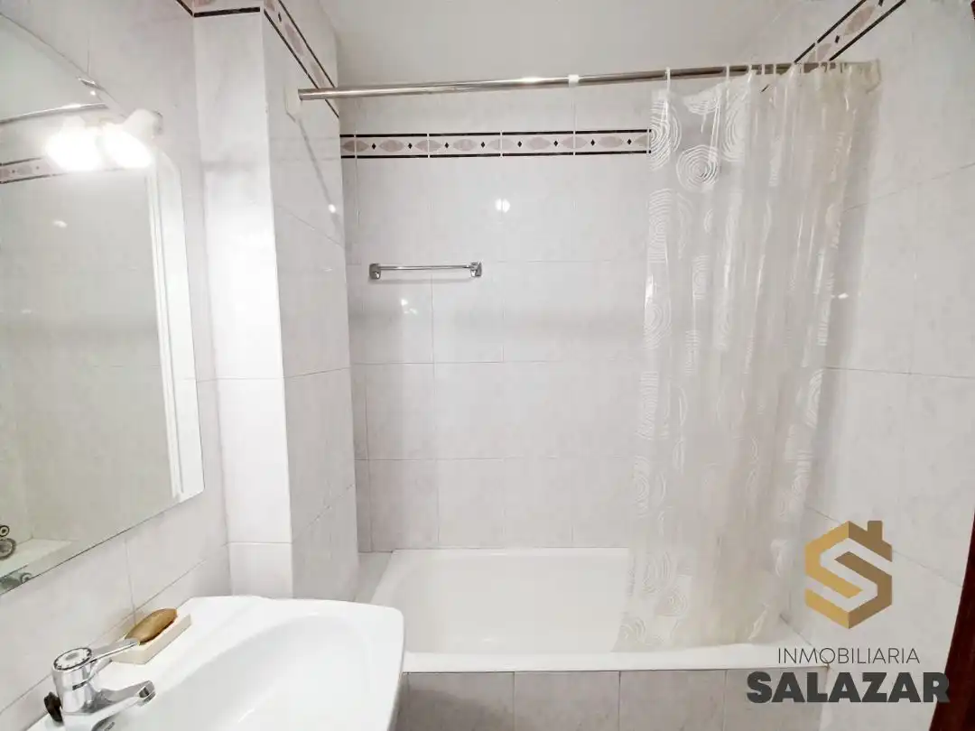 Bany de Apartament de lloguer en Bilbao  amb Calefacció, Terrassa i Microones