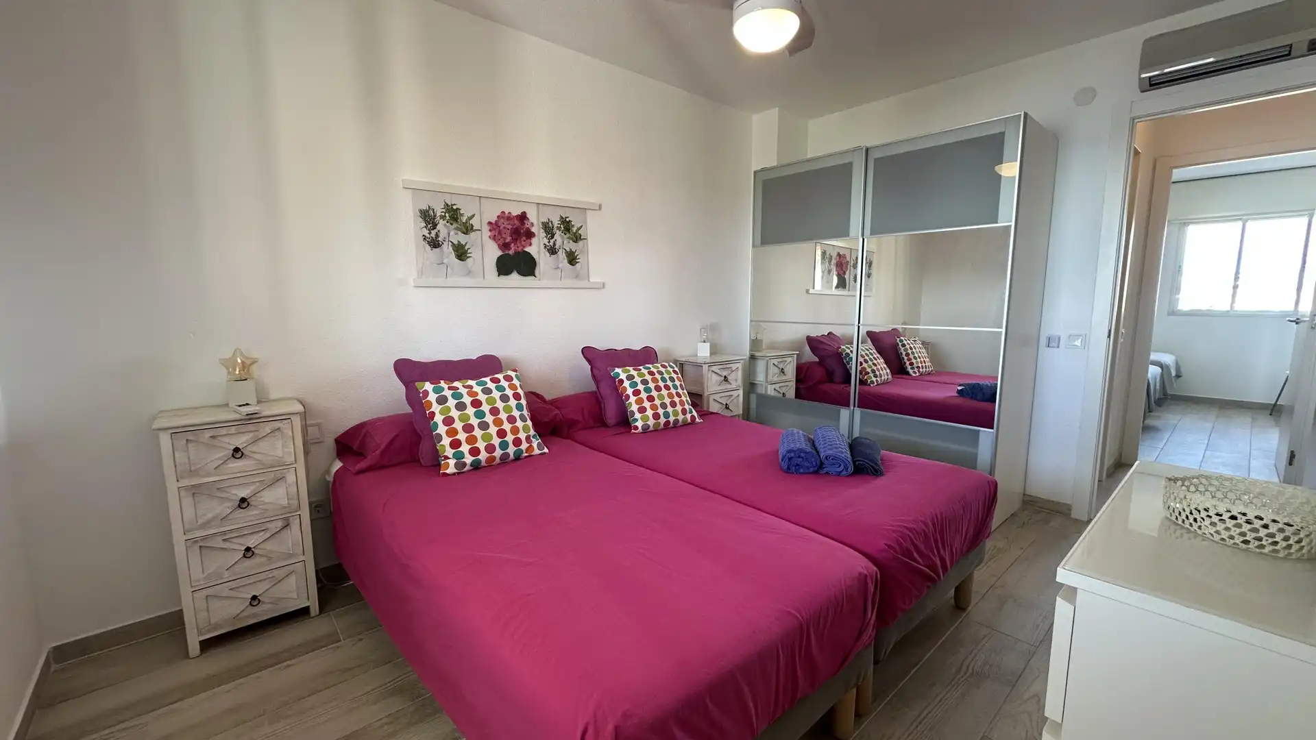 Dormitori de Apartament de lloguer en Fuengirola amb Jardí privat i Piscina comunitària