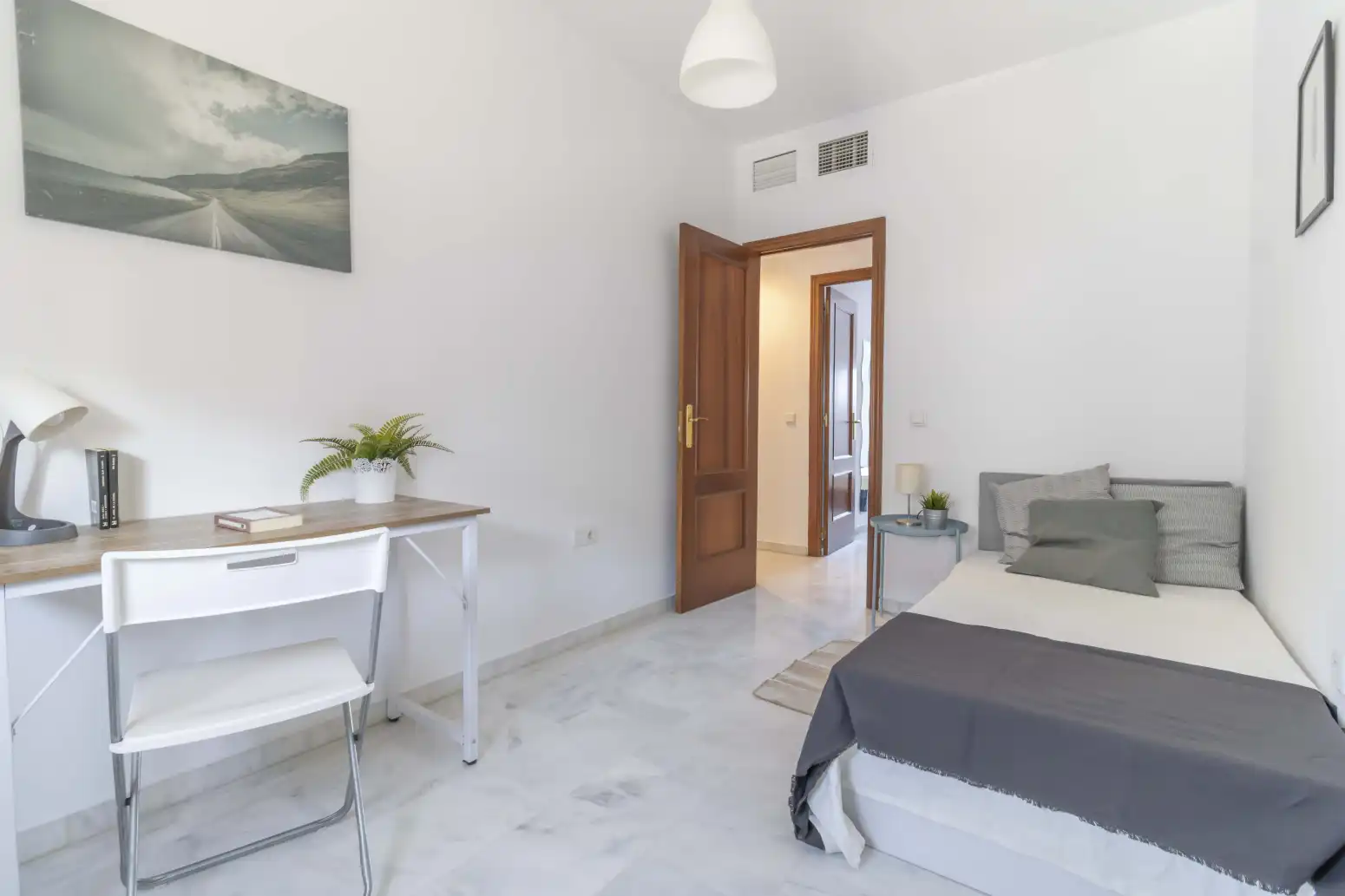 Schlafzimmer von Wohnung zum Verkauf in Mairena del Aljarafe mit Klimaanlage, Privatgarten und Terrasse