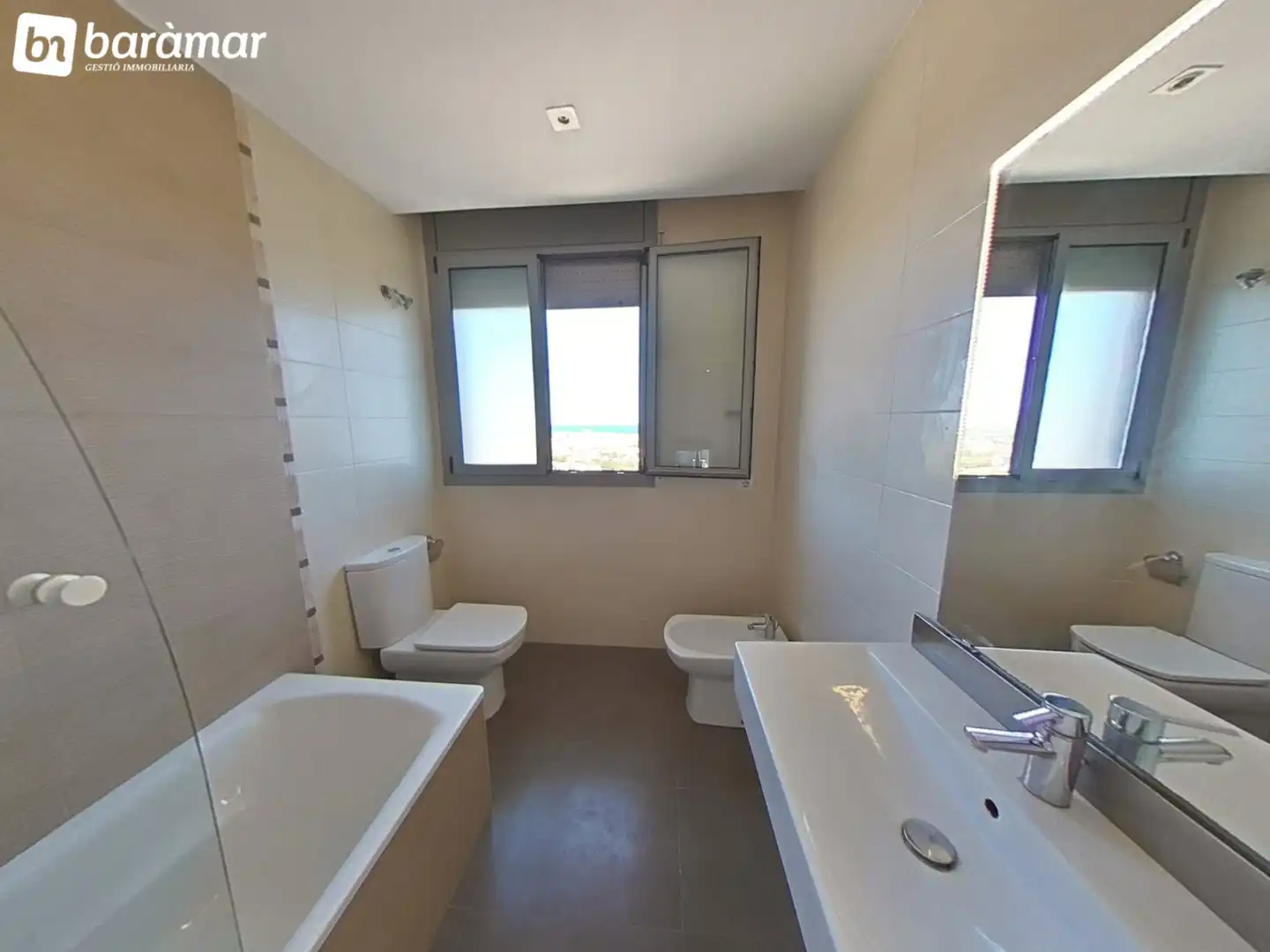 Baño de Casa adosada en venta en El Vendrell con Aire acondicionado, Calefacción y Jardín privado