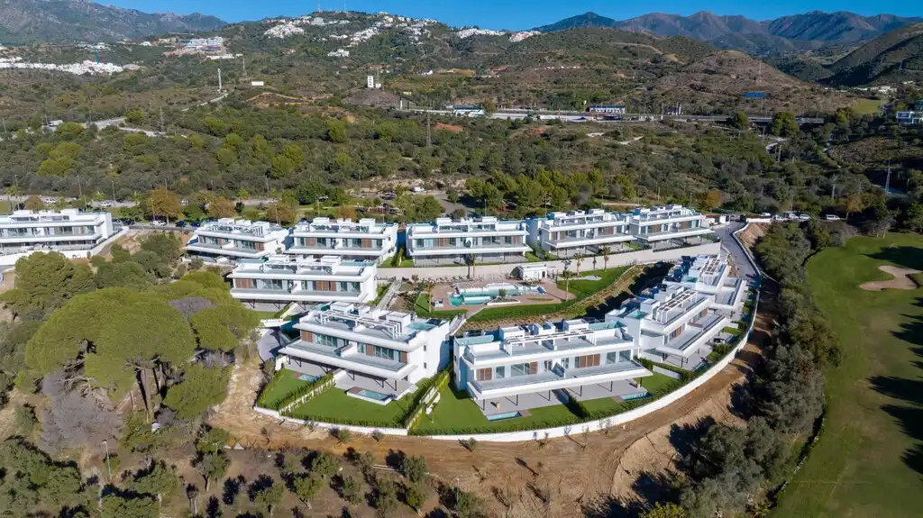 Vista exterior de Dúplex en venda en Marbella amb Terrassa i Piscina comunitària