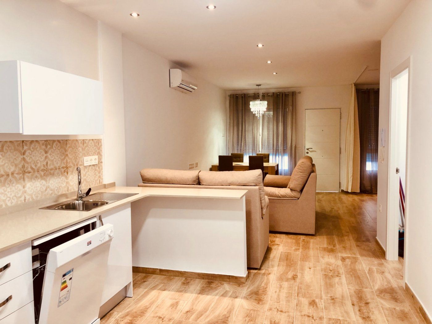 Planta baixa de lloguer a El Raval - Portes Encarnades