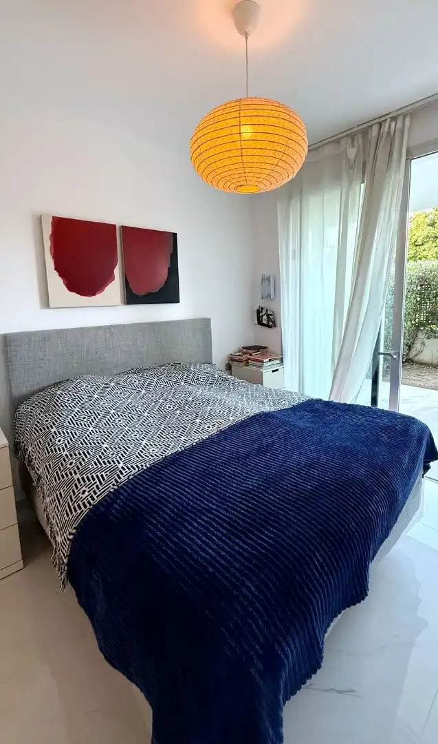 Schlafzimmer von Wohnung zum Verkauf in Estepona mit Klimaanlage, Privatgarten und Terrasse