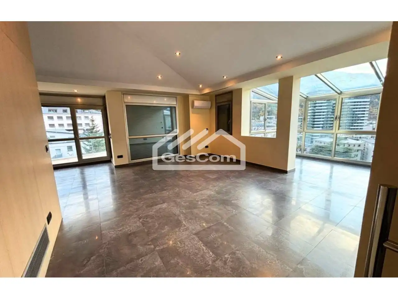 Sala de estar de Ático en venta en Escaldes – Engordany con Aire acondicionado, Calefacción y Terraza