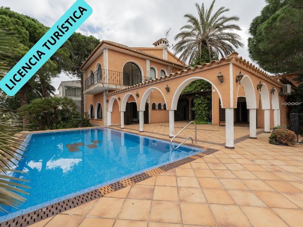 Vista exterior de Casa o xalet en venda en Empuriabrava amb Aire condicionat, Jardí privat i Terrassa