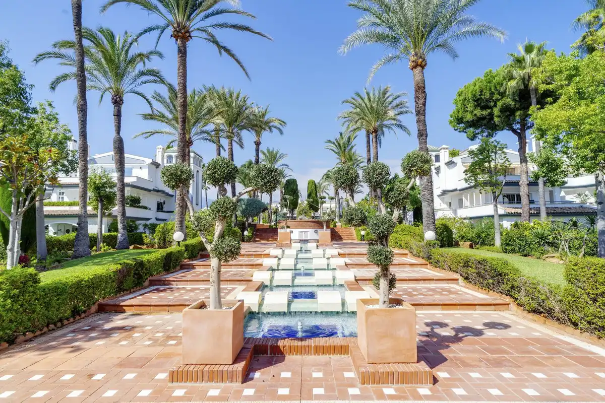 Vista exterior de Planta baja de alquiler en Estepona con Aire acondicionado, Terraza y Piscina comunitaria