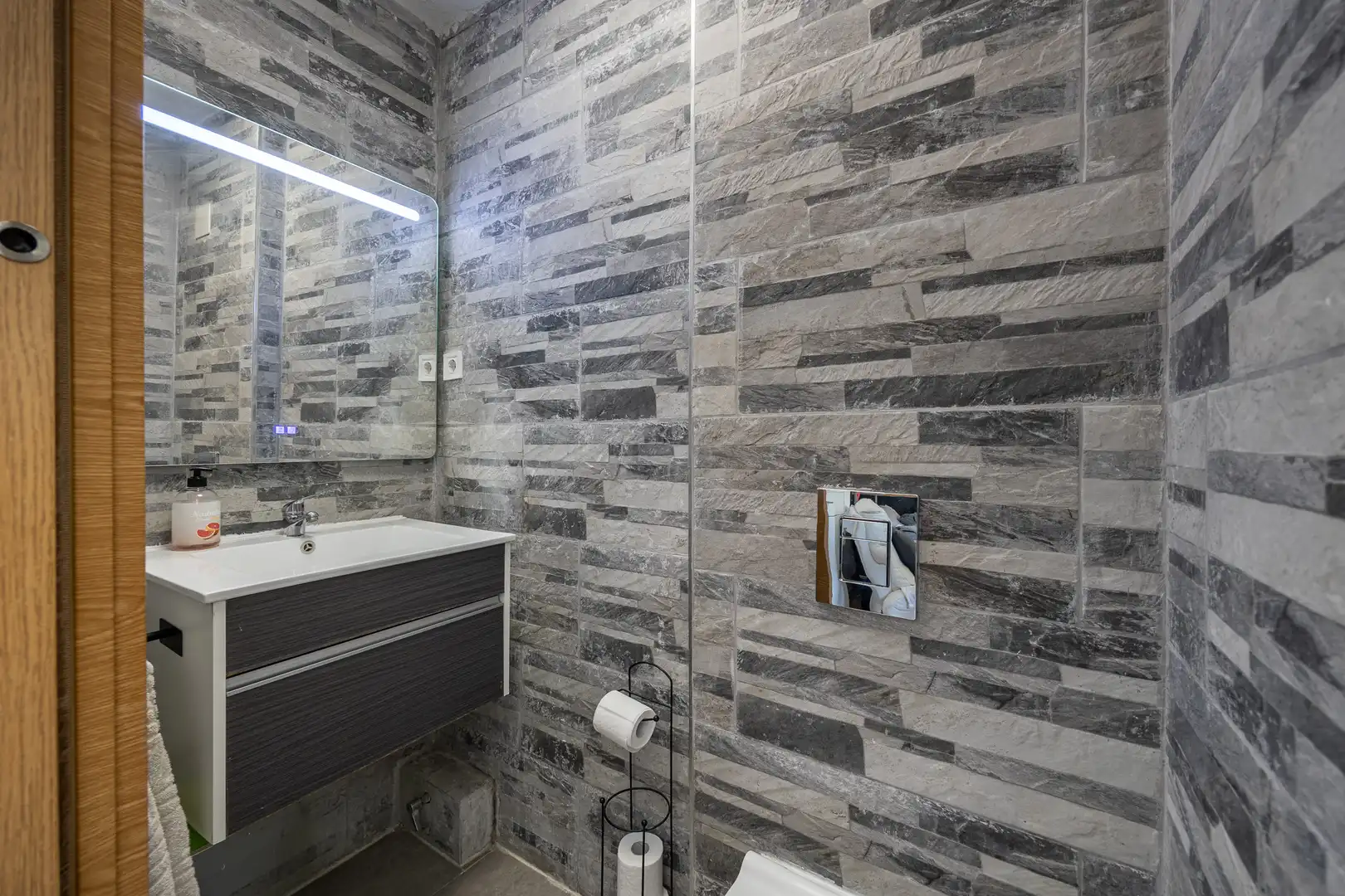 Bathroom of Flat for sale in Benidorm  with Swimming Pool, Furnished and Community pool