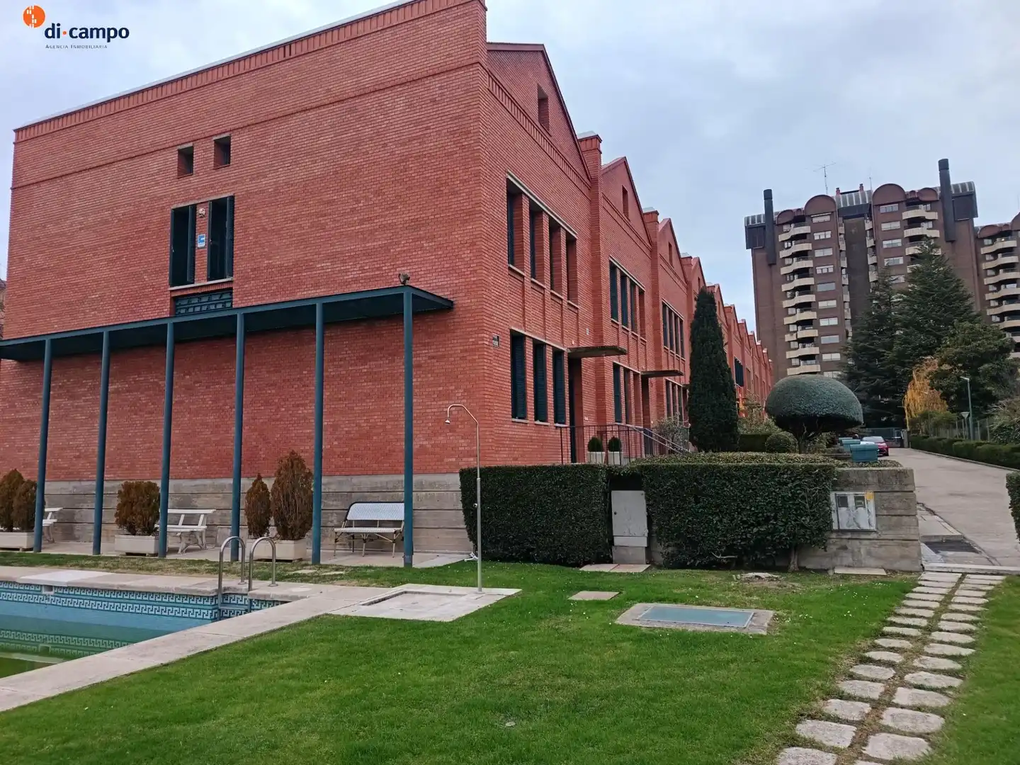 Vista exterior de Casa adosada en venda en Valladolid amb Jardí privat, Traster i Piscina comunitària