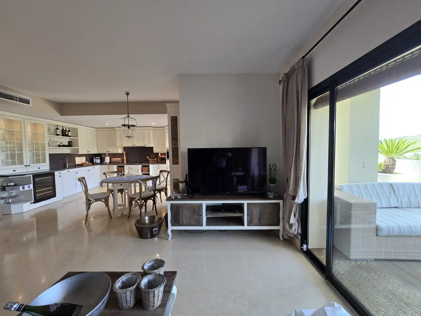 Sala de estar de Piso en venta en Benahavís con Aire acondicionado, Terraza y Trastero