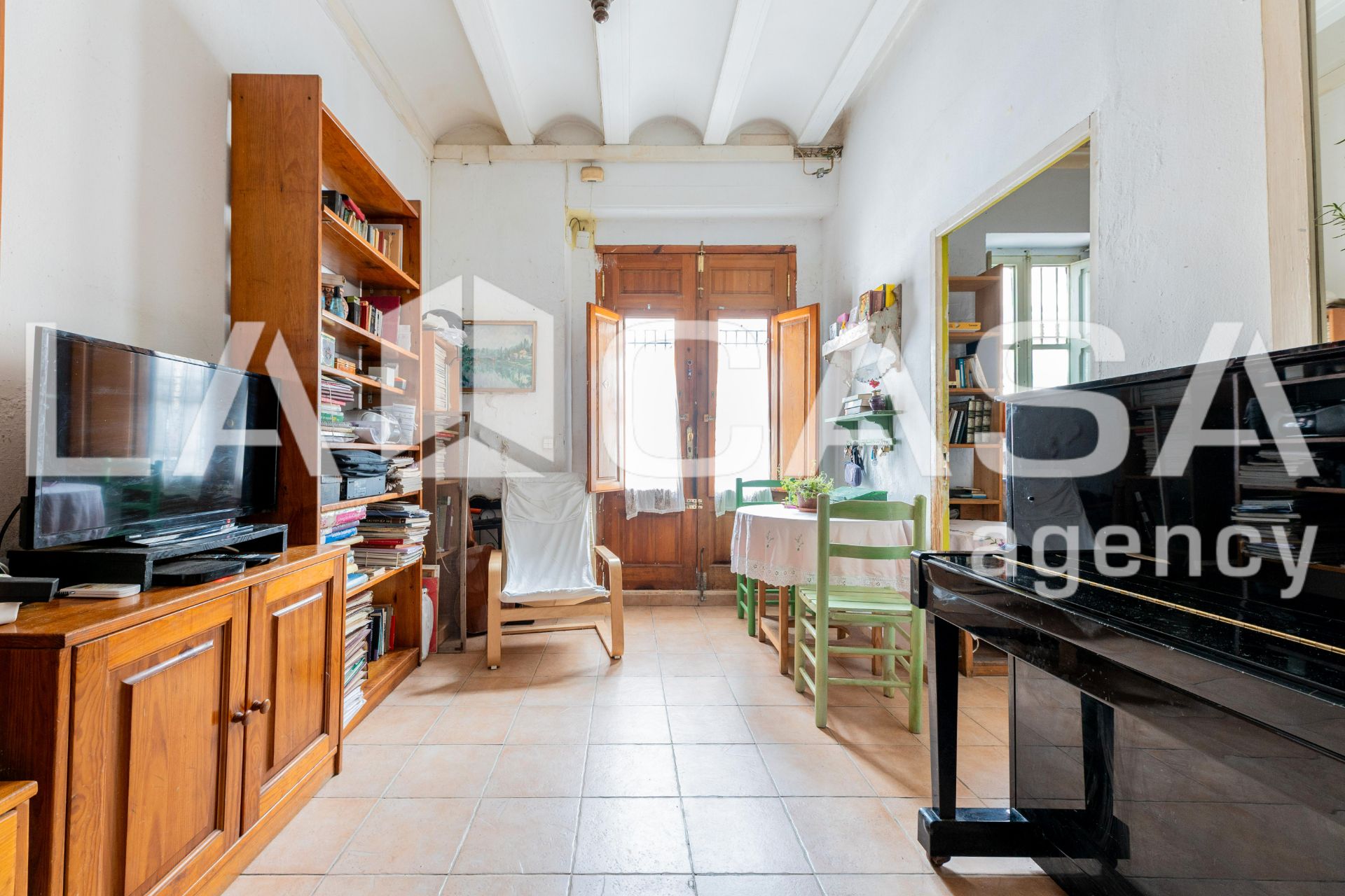 Flat for sale in  Valencia Capital  with Air Conditioner, Furnished and Oven