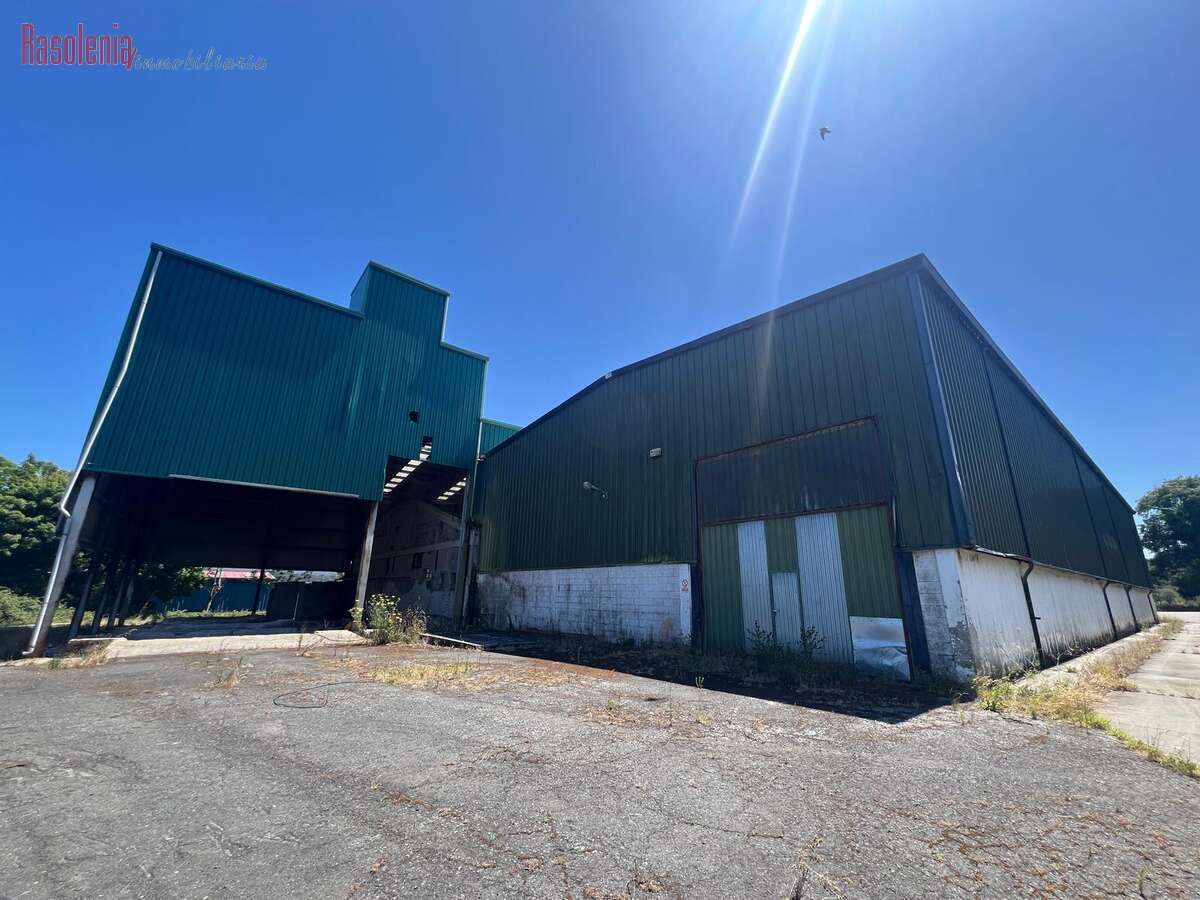 Vista exterior de Nau industrial en venda en Valdoviño