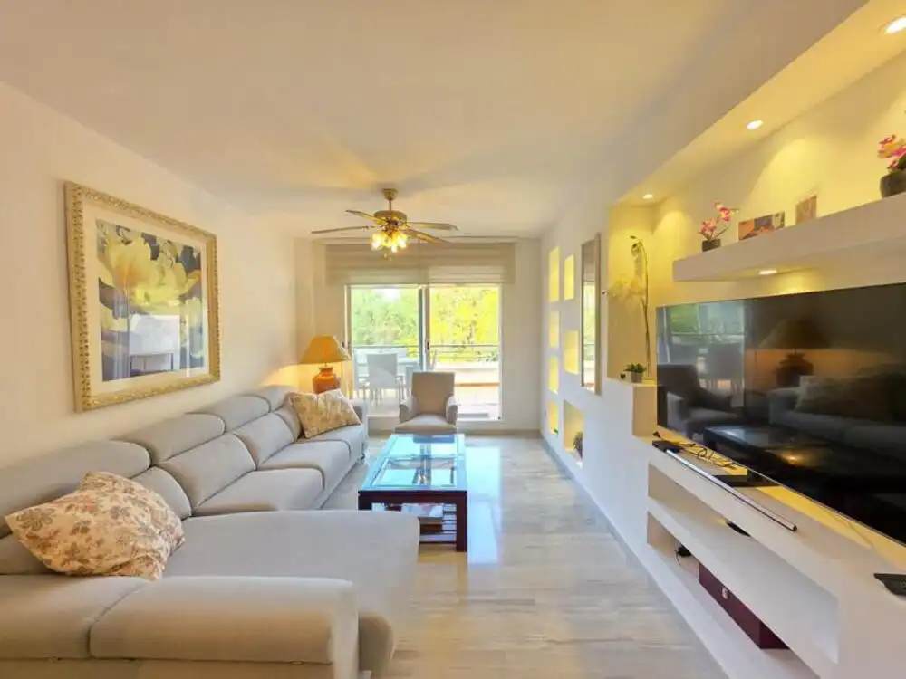 Sala de estar de Ático en venta en Benahavís con Aire acondicionado, Terraza y Piscina