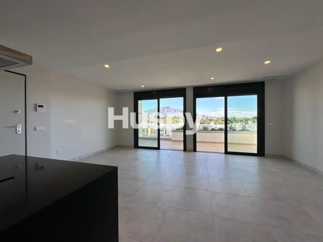 Piso con balcón en venta en Calle Pico Alcazaba, imagen 2