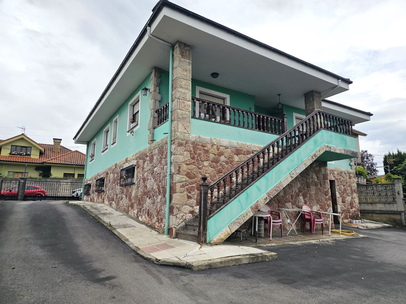 Vista exterior de Casa o xalet en venda en Siero amb Calefacció, Terrassa i Piscina