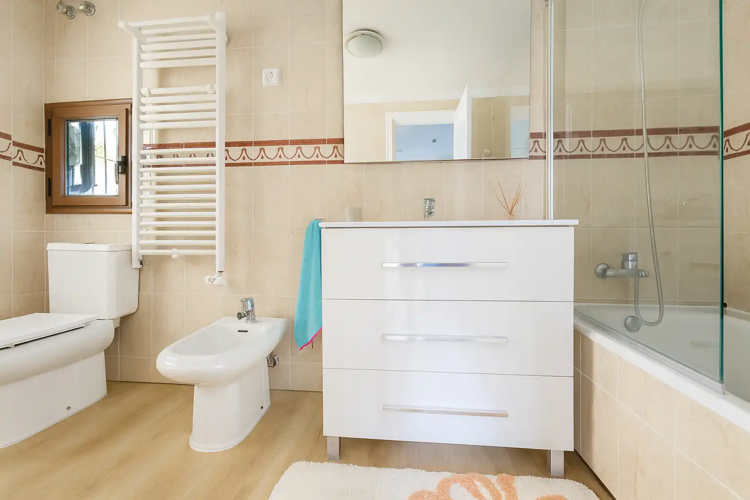 Badezimmer von Wohnung zum Verkauf in Estepona mit Klimaanlage, Privatgarten und Gemeinschaftspool