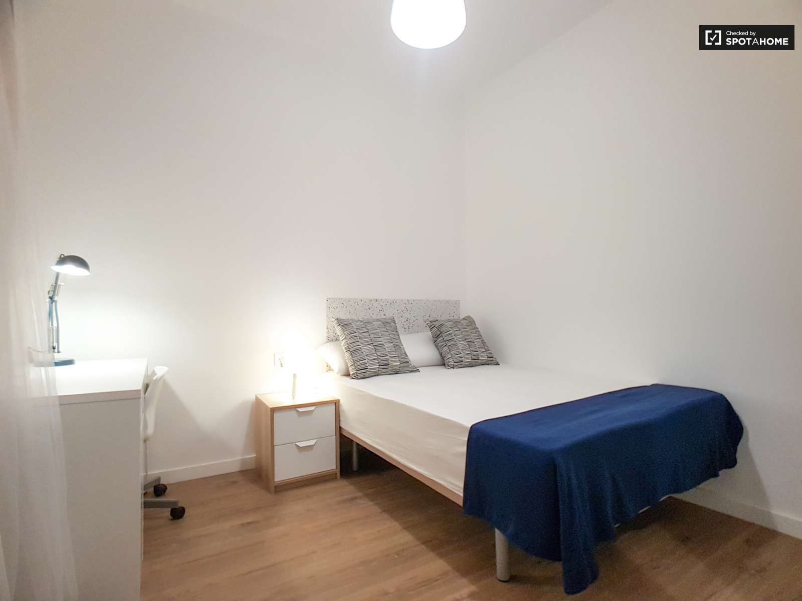 Bedroom of Flat to share in  Barcelona Capital  with Air Conditioner, Heating and Terrace