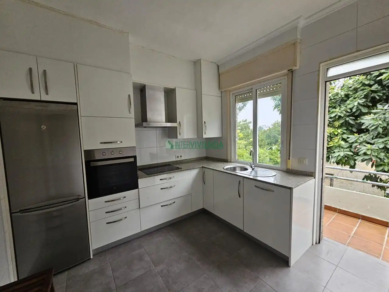 Cuina de Casa o xalet en venda en Vigo  amb Calefacció, Jardí privat i Parquet