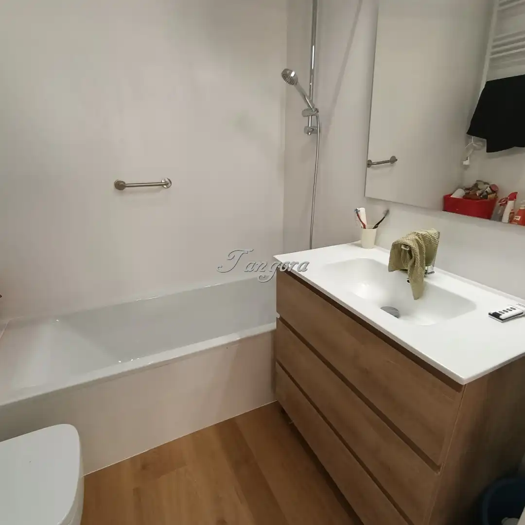 Baño de Apartamento en venta en Getxo  con Calefacción y Parquet