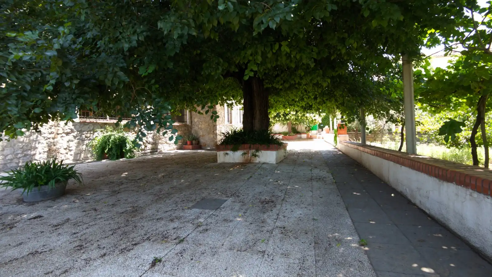 Vista exterior de Casa o xalet en venda en La Zubia amb Aire condicionat, Jardí privat i Traster